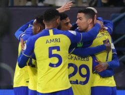 Penyerang Al Nassr Cristiano Ronaldo ikut merayakan gol bersama rekan-rekannya dalam laga lanjutan Liga Arab Saudi kontra Al Ettifaq di Stadion Mrsool Park, Riyadh, Arab Saudi, pada Senin (23/1/2023) dini hari WIB.(AFP/FAYEZ NURELDINE)