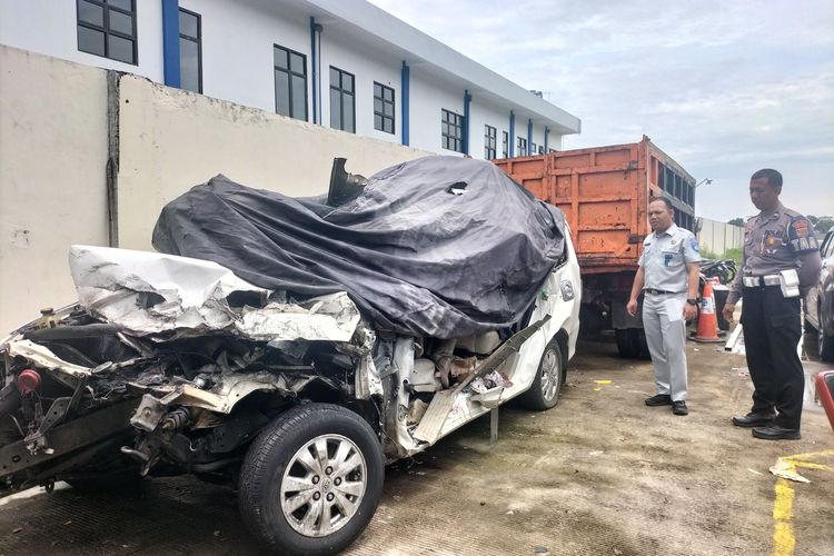 innova ringsek Kondisi kendaraan roda empat Toyota Innova berpelat polisi AA 933 FK, yang ringsek setelah mengalami kecelakaan di Jalan Tol Solo-Kertosono atau Solo-Ngawi.(KOMPAS.COM/Fristin Intan Sulistyowati)