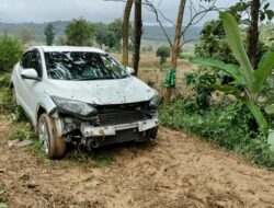 Foto: Kondisi mobil HRV yang nyasar di tengah Hutan Tambakromo, Pati, Jawa Tengah. (Dok Warga)