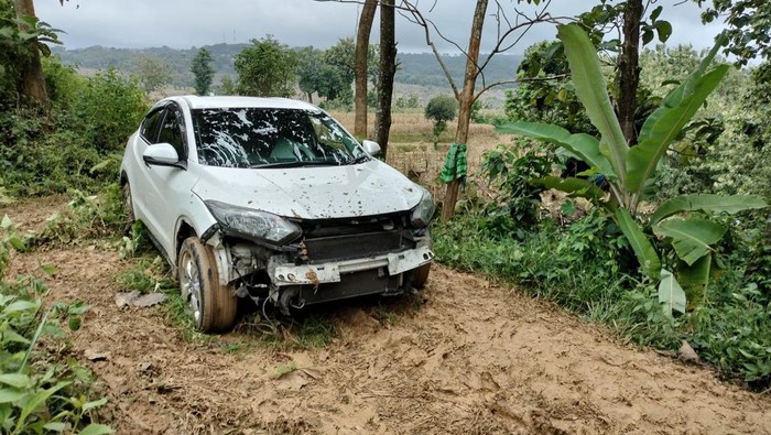 Foto: Kondisi mobil HRV yang nyasar di tengah Hutan Tambakromo, Pati, Jawa Tengah. (Dok Warga)