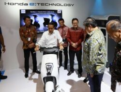 Presiden Jokowi naik motor listrik di IIMS 2023 Foto: Agung Pambudhy