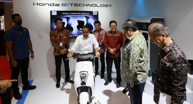 Presiden Jokowi naik motor listrik di IIMS 2023 Foto: Agung Pambudhy