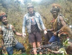pilot susi air disandera kkb Foto yang diduga sebagai Pilot Susi Air bernama Philip Mark Mehrtens dan pasukan.(TNPB-OPM via VOA INDONESIA)