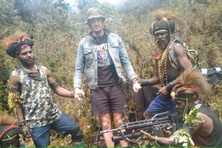 Foto yang diduga sebagai Pilot Susi Air bernama Philip Mark Mehrtens dan pasukan.(TNPB-OPM via VOA INDONESIA)