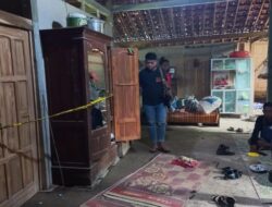 Polisi menggeledah rumah tempat penemuan jasad suami instruktur senam Ngawi bersimbah darah dengan luka di kepala. (Sugeng Harianto/detikJatim)