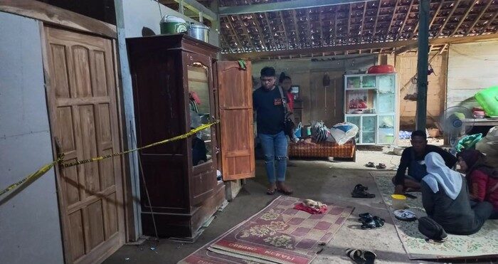 Polisi menggeledah rumah tempat penemuan jasad suami instruktur senam Ngawi bersimbah darah dengan luka di kepala. (Sugeng Harianto/detikJatim)