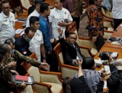 Menko Polhukam Mahfud MD di ruang rapat Komisi III DPR Menko Polhukam Mahfud MD di ruang rapat Komisi III DPR, Senayan, Jakarta Pusat, pada Rabu (29/3/2023). (KOMPAS.com/ADHYASTA DIRGANTARA)