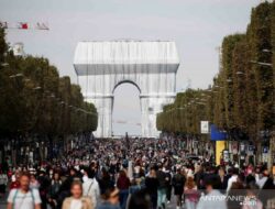 Monumen Arc de Triomphe yang terselubung sebagai bagian dari instalasi seni berjudul "L'Arc de Triomphe, Wrapped" ANTARA FOTO/REUTERS/Benoit Tessier/