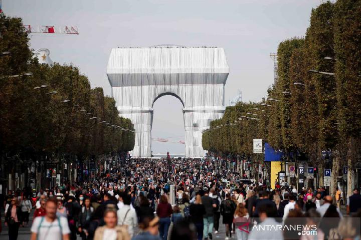 Monumen Arc de Triomphe yang terselubung sebagai bagian dari instalasi seni berjudul "L'Arc de Triomphe, Wrapped" ANTARA FOTO/REUTERS/Benoit Tessier/