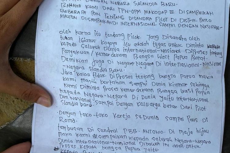 Surat dari KKB yang dititipkan pada pilot Susi Air yang mendarat di Distrik Jila, Mimika, papua Tengah, Kamis (16/3/2023)(Dokumen Ops Damai Cartenz)