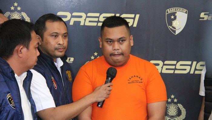 Muhammad Akbar atau Ajudan Pribadi ditangkap terkait kasus penipuan (Foto: dok. Polres Jakbar)