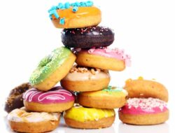 colorful-tasty-donut Ilustrasi donat berbagai rasa dan toping. (Racool_studio/Freepik)