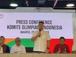 ketua-koi-beserta-jajarannya Ketua Umum Komite Olimpiade Nasional (KOI) Raja Sapta Oktohari bersama jajarannya dalam sesi konferensi pers di Kantor NOC, Sudirman, Jakarta, Rabu (29/3/2023). (Liputan6.com/Luthfa Arisyi)