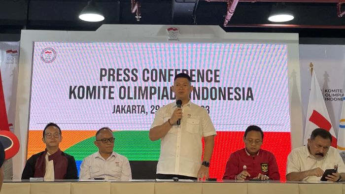 Ketua Umum Komite Olimpiade Nasional (KOI) Raja Sapta Oktohari bersama jajarannya dalam sesi konferensi pers di Kantor NOC, Sudirman, Jakarta, Rabu (29/3/2023). (Liputan6.com/Luthfa Arisyi)