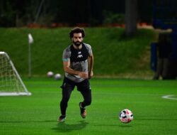 mohamed salah latihan Mohamed Salah sedang menjalani latihan fisik sebelum sahur saat menjalani puasa Ramadhan. (Giuseppe CACACE / AFP)