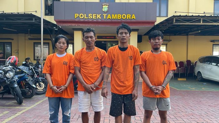 Foto: Polisi gerebek indekos yang jadi penampungan PSK Gang Royal di Tambora, Jakarta Barat. Mami beserta 3 bodyguard ditangkap. (Foto: Dok. Istimewa)