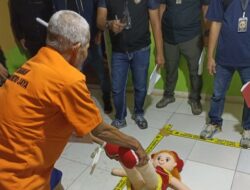 rekonstruksi-serial-killer-bekasi-tersangka-memperagakan-adegan-membunuh-tkw Rekonstruksi serial killer Bekasi. Tersangka menirukan adegan membunuh TKW bernama Parida. (Foto: dok. Istimewa)