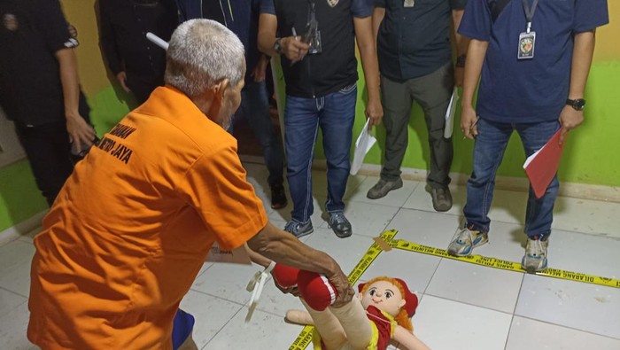 Rekonstruksi serial killer Bekasi. Tersangka menirukan adegan membunuh TKW bernama Parida. (Foto: dok. Istimewa)