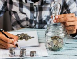 saving money Ilustrasi mengatur keuangan. (Freepik)