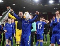selebrasi kemenangan 2-1 atas Southampton di putaran kelima Piala FA 2022-2023 Bek Grimsby Town, Anthony Glennon, pakai topeng ikan dan lambaikan balon ikan dalam selebrasi kemenangan 2-1 atas Southampton di putaran ke-5 FA Cup 2022-2023. (Photo by ADRIAN DENNIS / AFP)