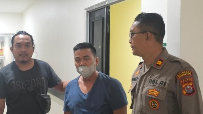 Foto: Suhendi yang diamankan polisi (tengah) - (dok. Istimewa)