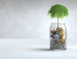 tree-grows-coin-glass-jar-with-copy-space Image by user6702303 (Freepik)