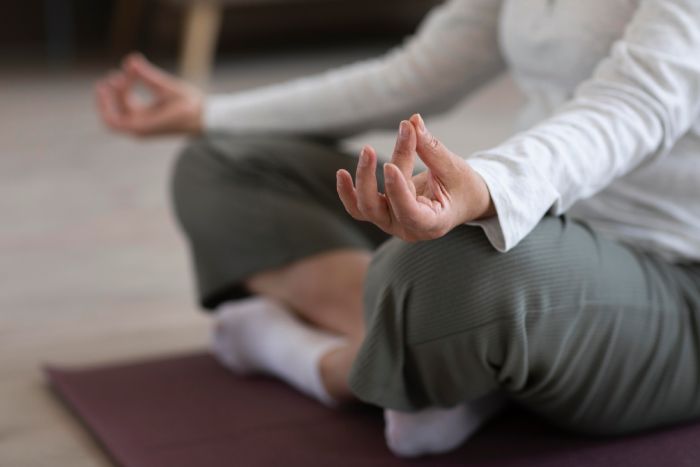 Ilustrasi meditasi dirumah. (Image by Freepik)