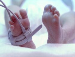 ilustrasi-benarkah-petasan-sebabkan-bayi-meninggal Kronologi meninggalnya bayi yang kepalanya diduga 'dirobek' saat dilahirkan. (Foto ilustrasi: iStock)