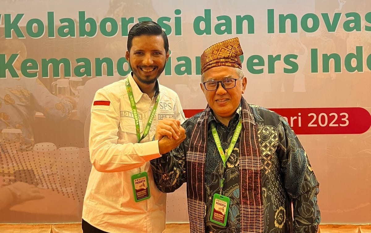 Pimpinan Perusahaan News Banda Aceh, Aditya bersalam komando dengan Ketua umum Serikat Perusahaan Pers (SPS) terpilih, Januar P. Ruswita usai Kongres XXVI di Aryaduta Hotel Medan, Sumatera Utara, Kamis (7/2).