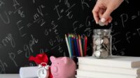 close-up-education-economy-objects Photo close up on education and economy objects. Image by Freepik