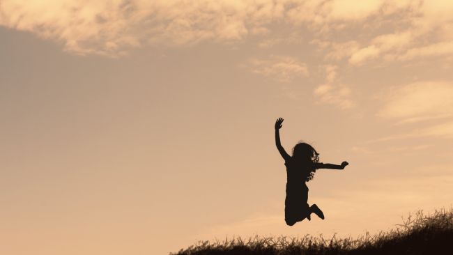 Human silhouette jumping. (Freepik)
