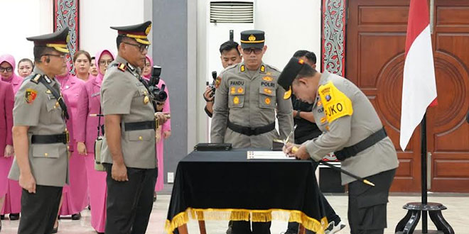sertijab-kapolrestabes-medan Kapolda Sumut, Irjen Pol Whisnu Hermawan Februanto, melantik Kapolrestabes Medan. (HO/Bid Humas Polda Sumut)
